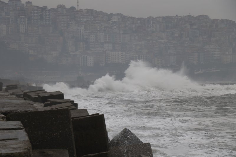 Zonguldak’ta dev dalgalar 7 metrelik istinat duvarını aştı - 2