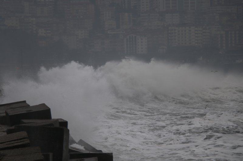 Zonguldak’ta dev dalgalar 7 metrelik istinat duvarını aştı - 3
