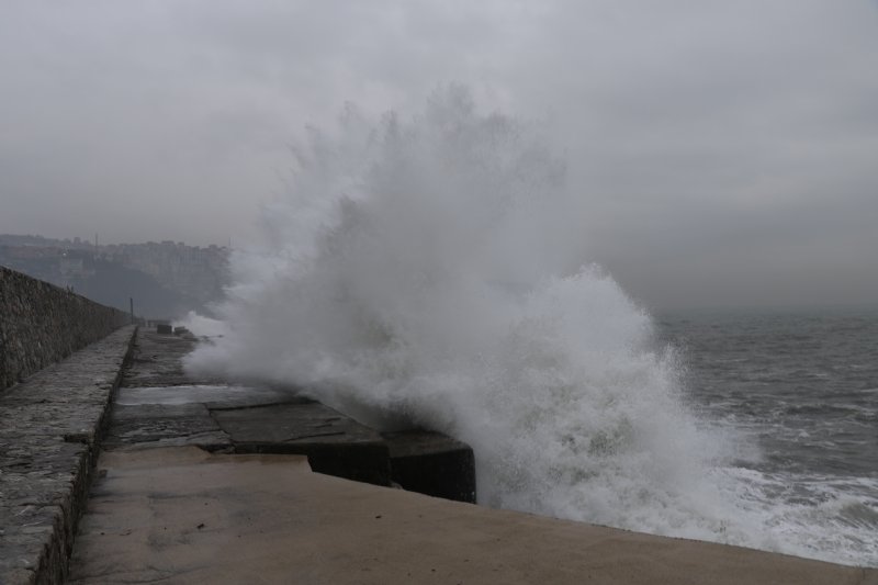 Zonguldak’ta dev dalgalar 7 metrelik istinat duvarını aştı - 4