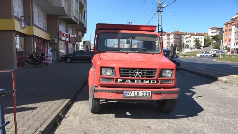 MOTOSİKLET KAMYONA ÇARPTI: 2 YARALI - 2