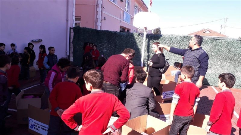 İlkokul öğrencileri depremzedelere yardım topladı... - 1