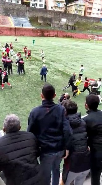 Önce yumruklar sonra kartlar havada uçuştu - 1