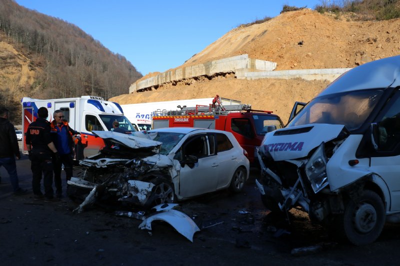 Otomobille yolcu minibüsü çarpıştı: 12 yaralı  - 5