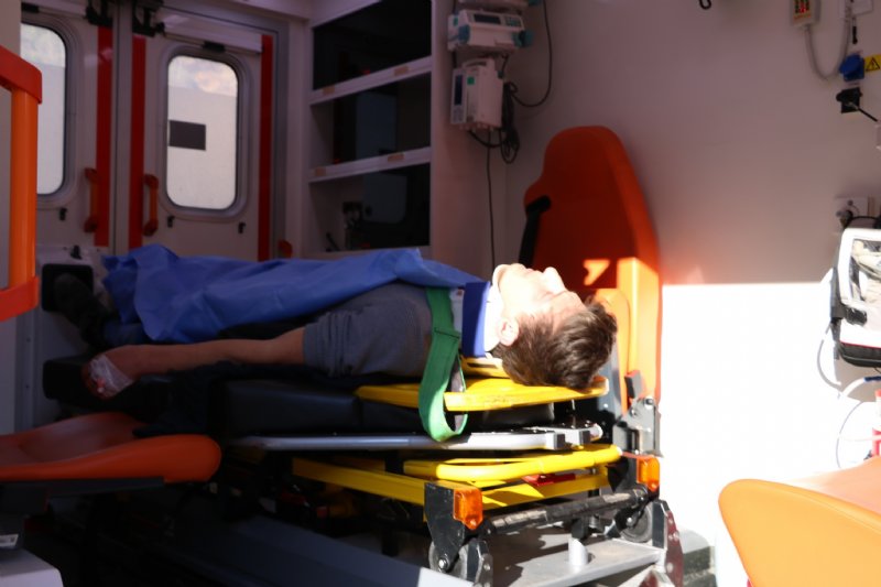 Otomobille yolcu minibüsü çarpıştı: 12 yaralı  - 6