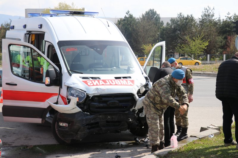 Askeri ambulans otomobille çarpıştı: 5 yaralı - 2