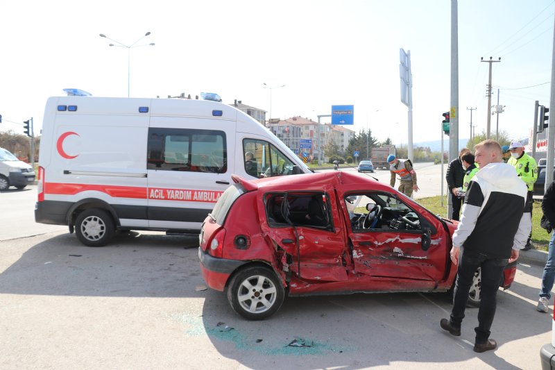 Askeri ambulans otomobille çarpıştı: 5 yaralı - 3