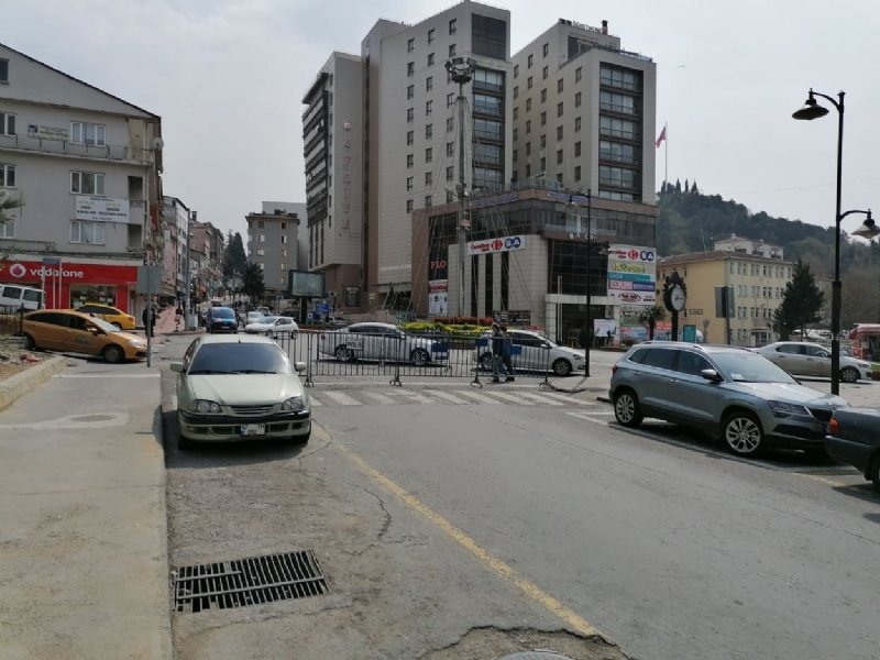 Unpazarı Caddesi’nde demir bariyerler… - 1