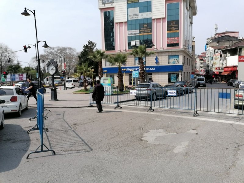 Unpazarı Caddesi’nde demir bariyerler… - 2