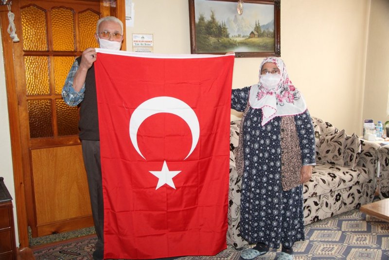 Yaşlı çift Vefa Sosyal Destek Grubu´ndan Türk Bayrağı istedi - 3