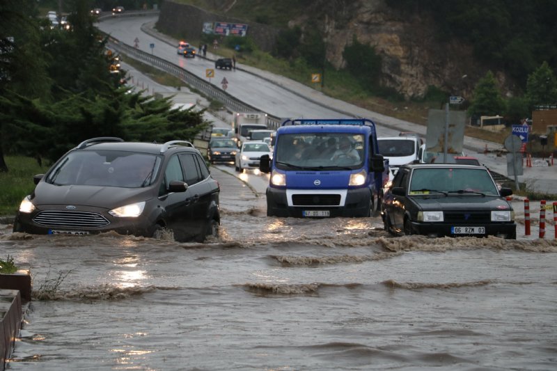 Kuvvetli yağış, Zonguldak’ta hayatı olumsuz etkiledi... - 1
