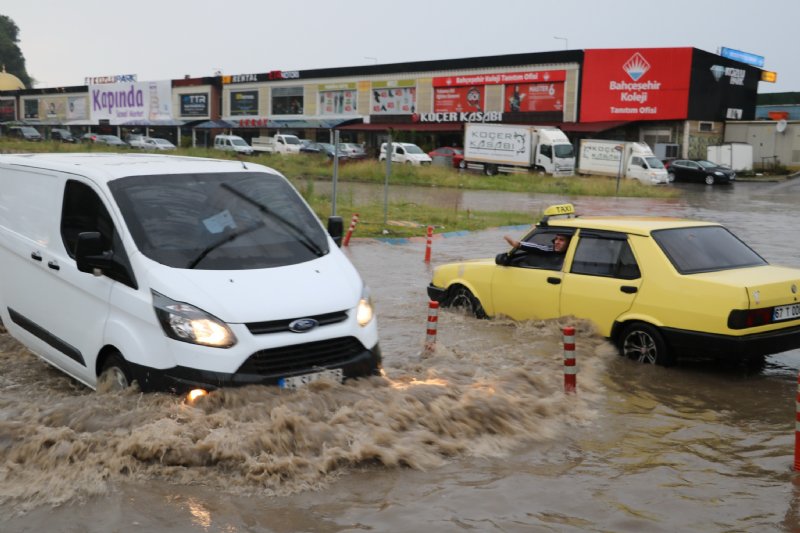 Kuvvetli yağış, Zonguldak’ta hayatı olumsuz etkiledi... - 4