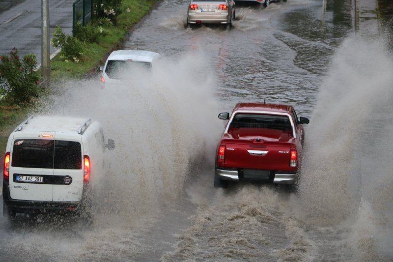 Kuvvetli yağış, Zonguldak’ta hayatı olumsuz etkiledi... - 5