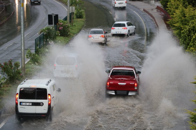 Kuvvetli yağış, Zonguldak’ta hayatı olumsuz etkiledi... - 6