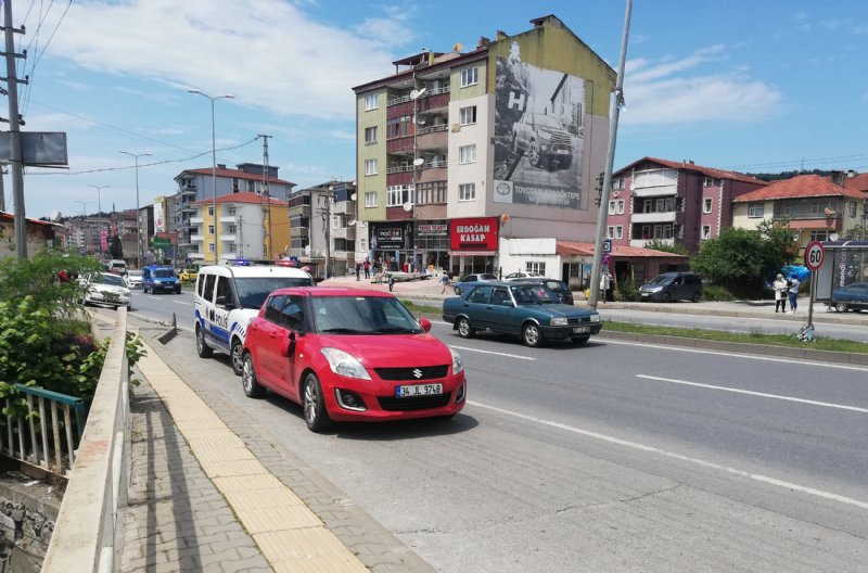 Yolun karşısına geçmek isterken otomobil çarptı - 1