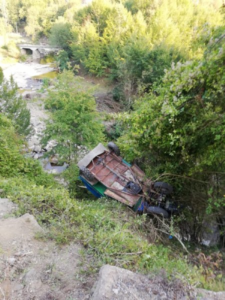 Tarım aracıyla dereye yuvarlandı: 1 yaralı - 3