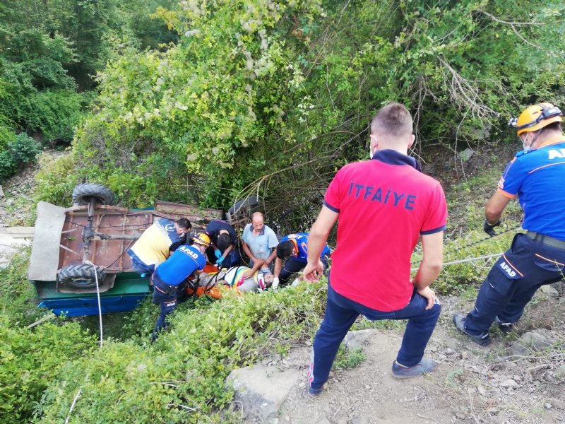 Tarım aracıyla dereye yuvarlandı: 1 yaralı - 4