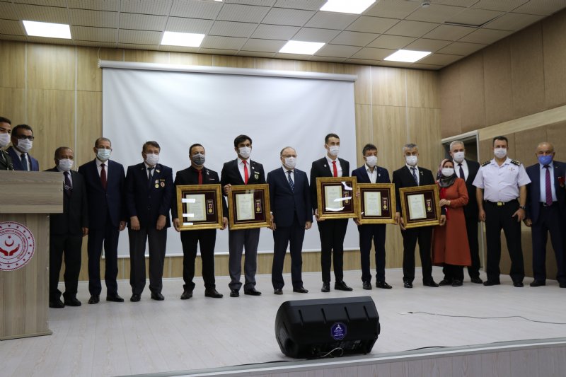 Vali Tutulmaz, şehit yakını ve gazilere övünç madalyası takdim etti… - 1