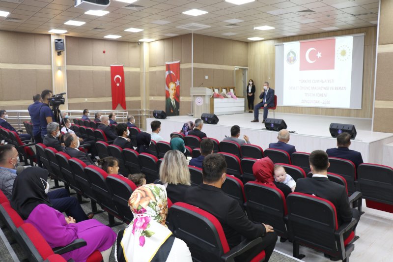 Vali Tutulmaz, şehit yakını ve gazilere övünç madalyası takdim etti… - 3