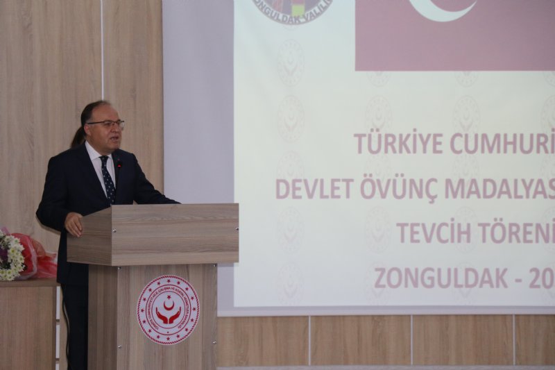 Vali Tutulmaz, şehit yakını ve gazilere övünç madalyası takdim etti… - 4