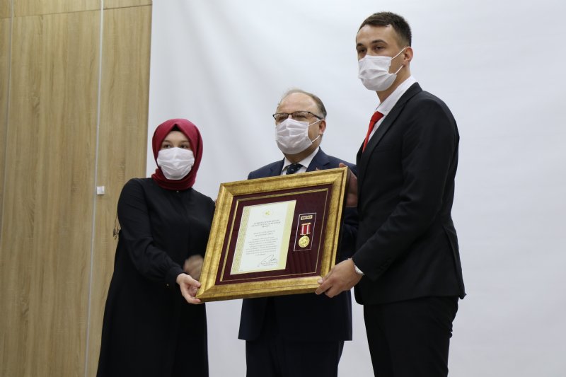 Vali Tutulmaz, şehit yakını ve gazilere övünç madalyası takdim etti… - 6