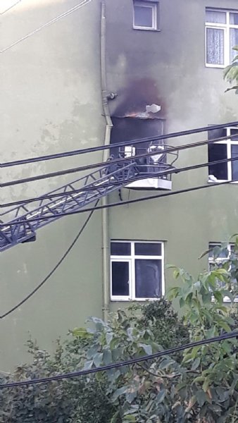 Apartmanda çıkan yangında bir kişi dumandan zehirlendi - 2