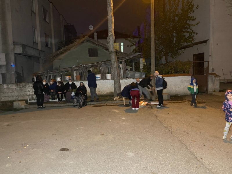 Deprem sonrası vatandaşların sokakta bekleyişi sürüyor - 2