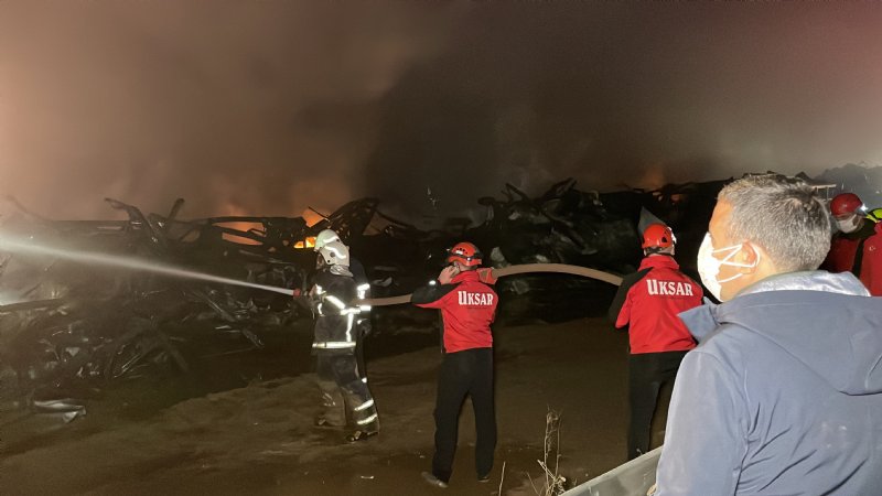 BÖLGE İLLERDEN GELEN İTFAİYE EKİPLERİ YANGINI GÜÇLÜKLE KONTROL ALTINA ALDI - 11