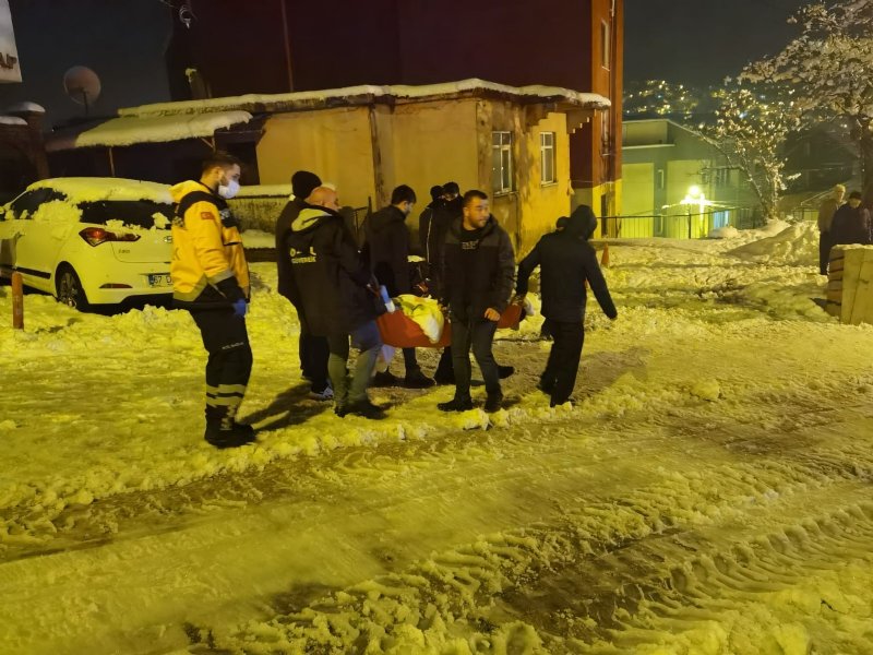 Buzlu zeminde hastayı taşımak için seferber oldular - 4