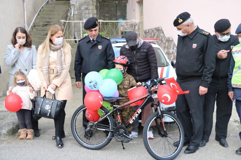 Jandarma Genel Komutanı Orgenenal Çetin, Mikail’e bisiklet armağan etti… - 8