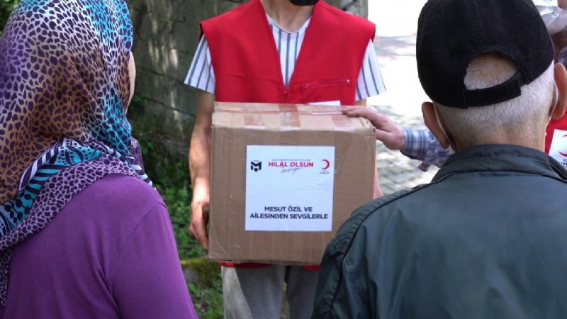 MESUT ÖZİL, MEMLEKETİNE KOLİLER GÖNDERDİ - 1