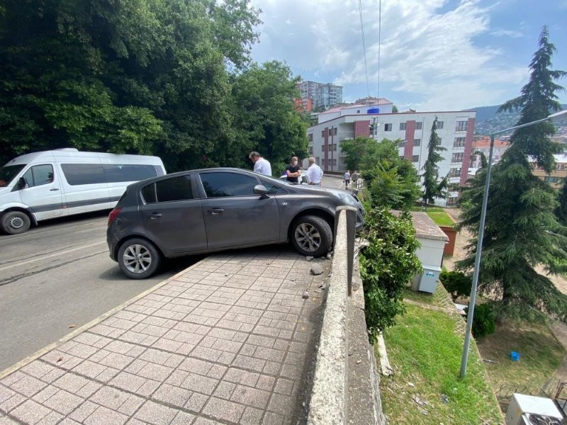 Sürücünün hayatını korkuluklar kurtardı - 2