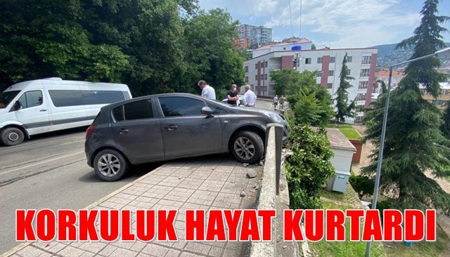 Sürücünün hayatını korkuluklar kurtardı