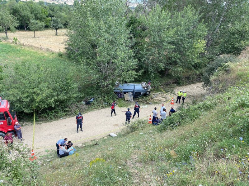 İŞÇİLERİ TAŞIYAN MİNİBÜS UÇURUMA YUVARLANDI: 1 ÖLÜ, 8 YARALI  - 3
