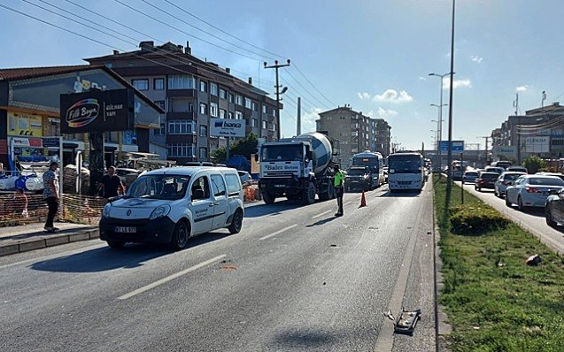 Kavaklık Mahallesi’nde kaza… Kamyonet ile beton mikseri çarpıştı… 2 yaralı… - 1