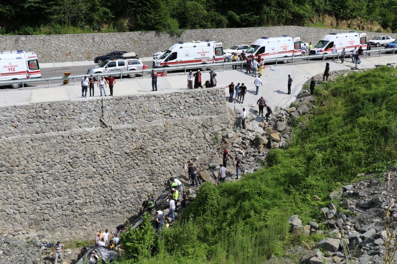 Otomobil 30 metreden şarampole uçtu: 1 ölü, 7 yaralı  - 1