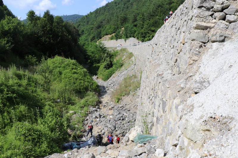 Otomobil 30 metreden şarampole uçtu: 1 ölü, 7 yaralı  - 7