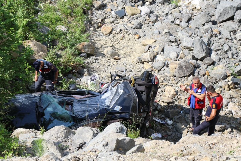 Otomobil 30 metreden şarampole uçtu: 1 ölü, 7 yaralı  - 8