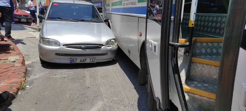 Otomobil halk otobüsüyle çarpıştı - 1