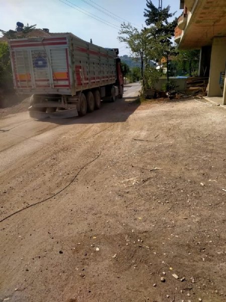  Tek şeritli yolda hız yapan hafriyat kamyonlarına tepki - 1