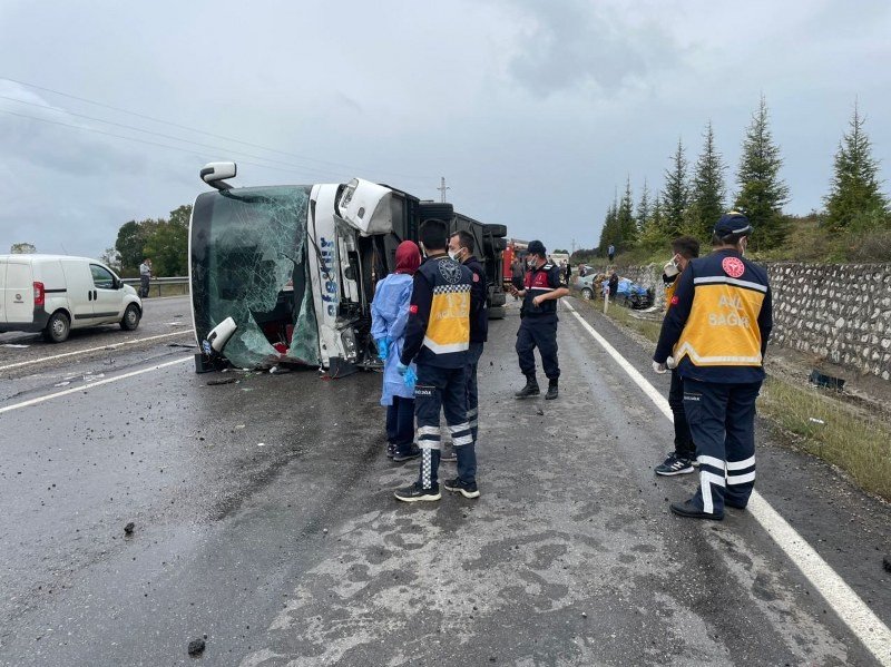 YOLCU OTOBÜSÜ İLE OTOMOBİL ÇARPIŞTI: 3 ÖLÜ - 6