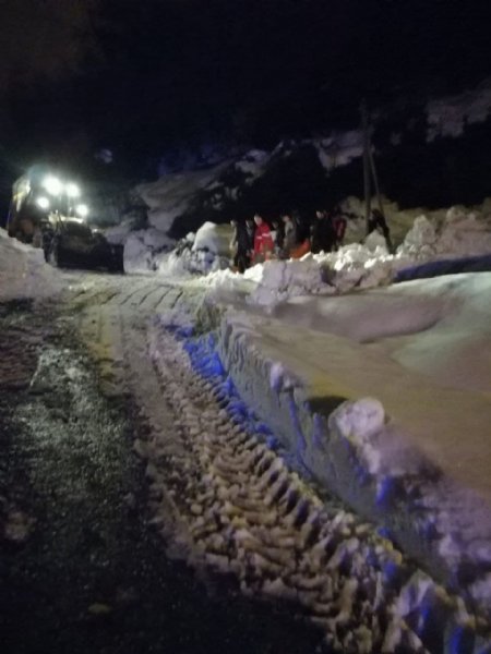Bir metre kar altındaki yoldan hastaya ulaştılar… UMKE KURTARDI - 2