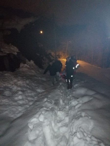 Bir metre kar altındaki yoldan hastaya ulaştılar… UMKE KURTARDI - 3