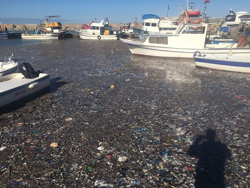 Büyük miktarda plastik atık limanı kapladı… İNSAN YAPIMI MÜSİLAJ! - 2