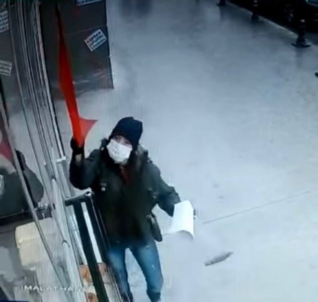 İş yerindeki Türk bayrağını indirmeye çalışan kadın kameraya yakalandı - 1