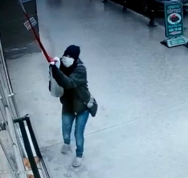 İş yerindeki Türk bayrağını indirmeye çalışan kadın kameraya yakalandı - 2