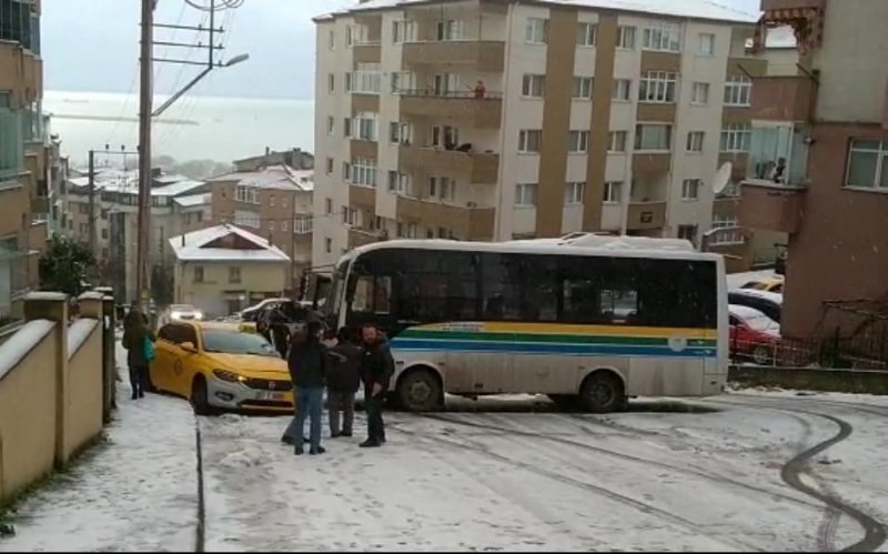 YOKUŞTA KAYAN HALK OTOBÜSÜ TAKSİYE ÇARPTI - 1