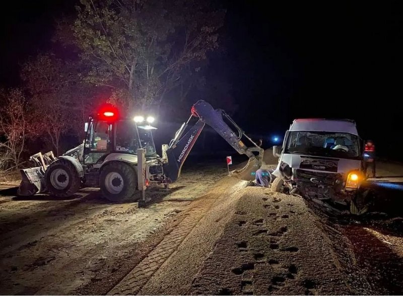 İŞÇİLERİ TAŞIYAN MİNİBÜS DEVRİLDİ: 13 YARALI  - 1