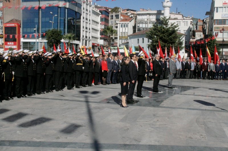 Karadeniz Ereğli’de çelenk sunma töreni gerçekleştirildi… CUMHURİYET İÇİN - 1