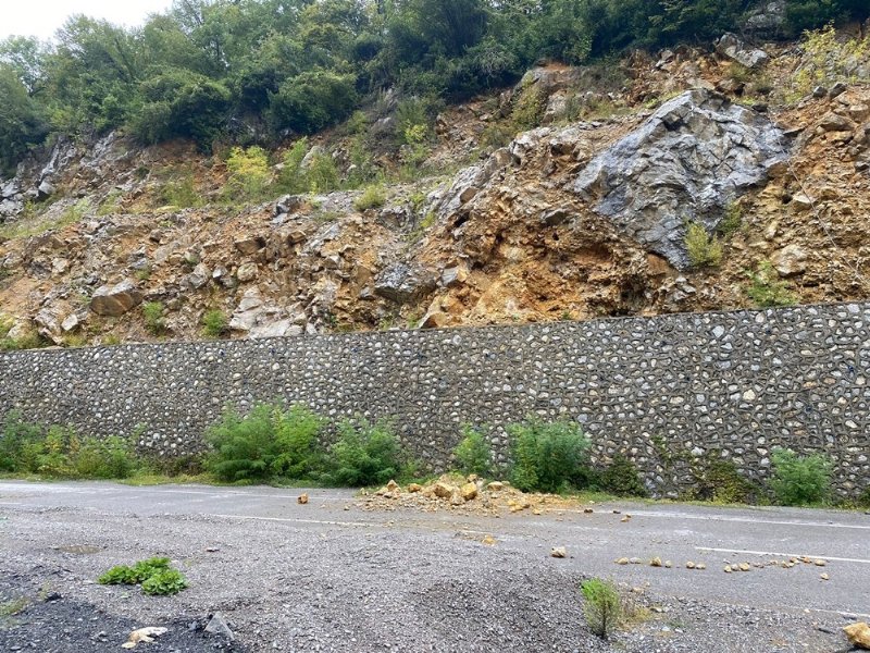 Zonguldak-Ankara yolunda heyelan… KAYA PARÇALARI YOLA DÖKÜLDÜ  - 1