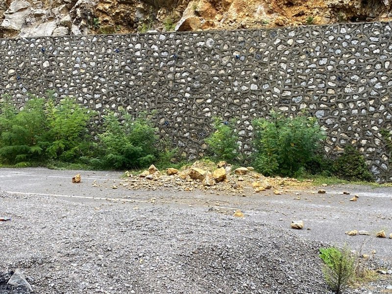 Zonguldak-Ankara yolunda heyelan… KAYA PARÇALARI YOLA DÖKÜLDÜ  - 2